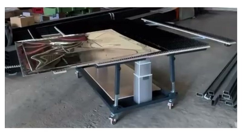 Telescopic workbench on castors