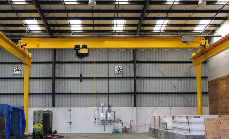 Powered overhead crane on steel columns — photo 2