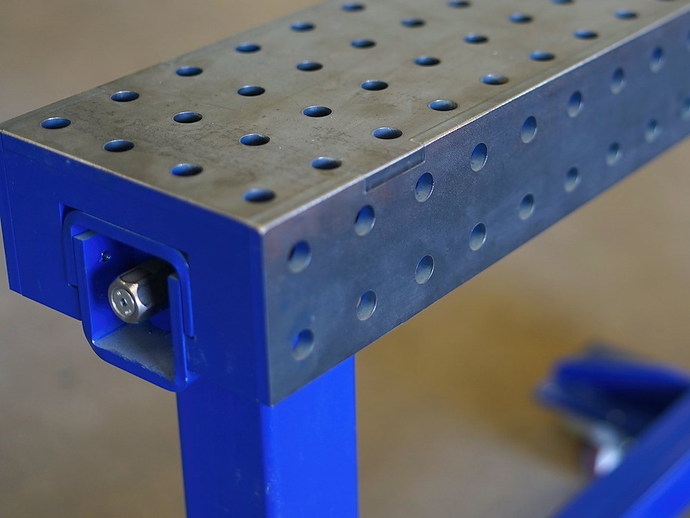 1,000 kg hand-crank trestle with perforated top — photograph 3