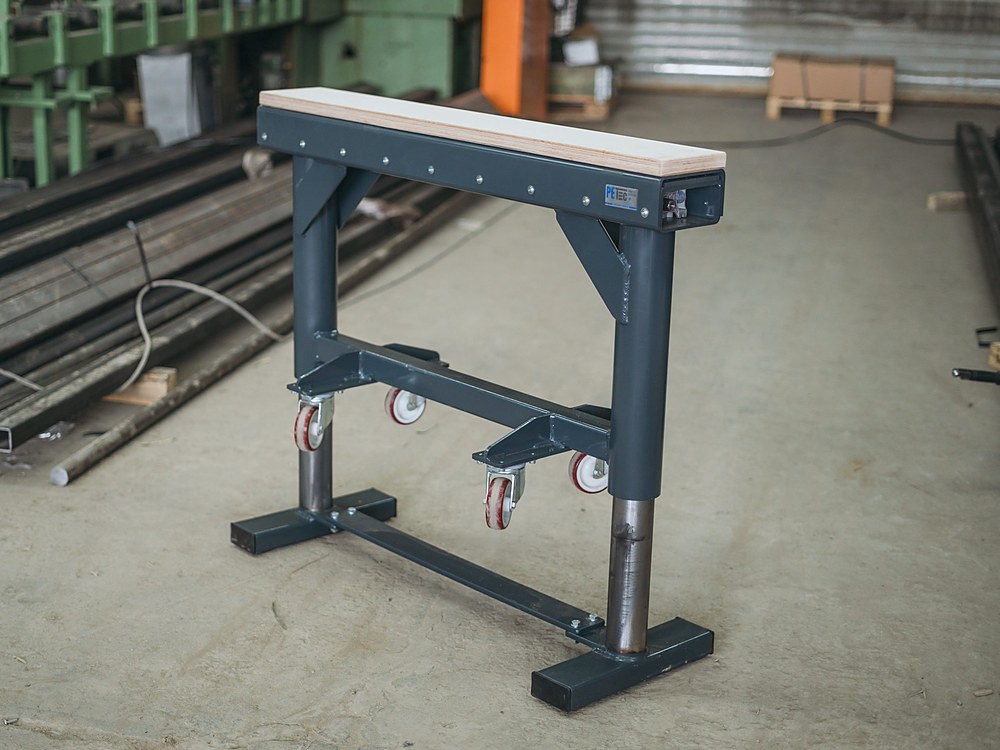 2,000 kg mobile trestle with cordless screwdriver — photograph 2