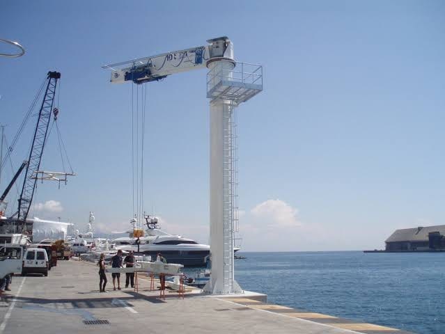 10-tonne boat-hauling jib crane — photograph 2