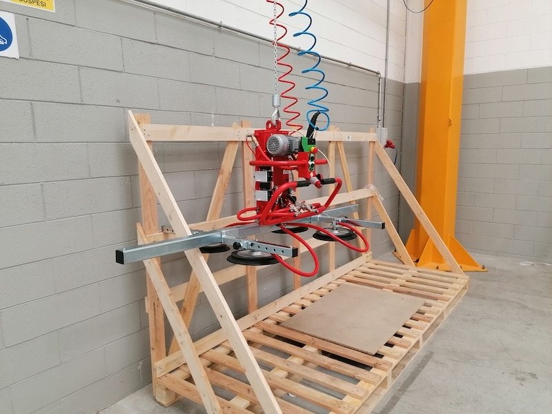 GRABO battery vacuum lifter with crane hook attachment — photo 3