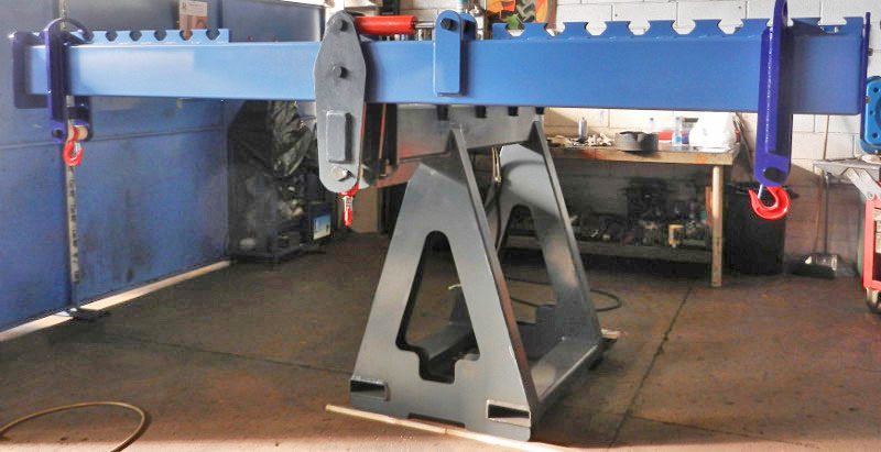 Braccio gru con trave oscillante inclinabile