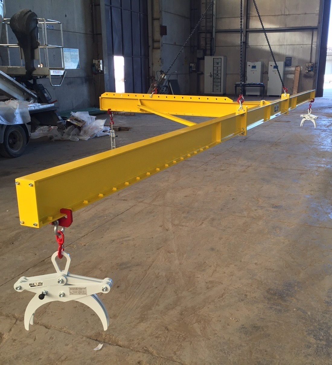 T-shaped lifting beam with pipe clamps
