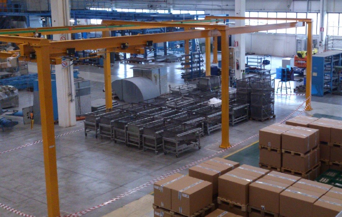 Light overhead crane on columns