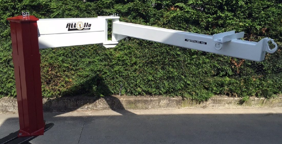 Pillar-mounted jib crane with articulated arm