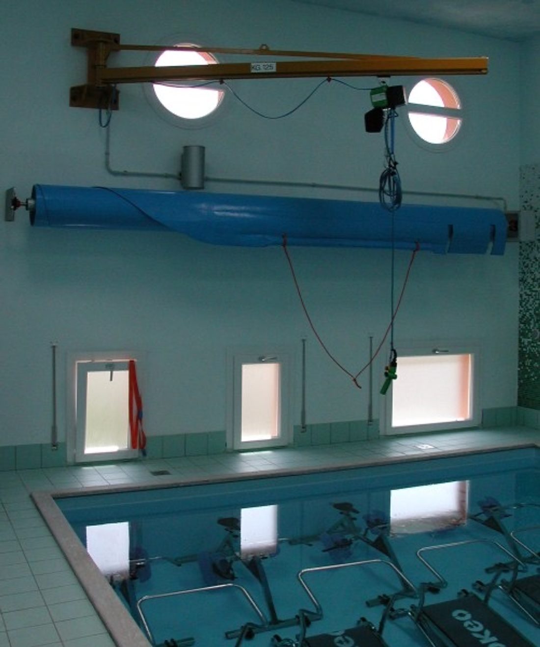 Swimming pool wall-mounted jib crane