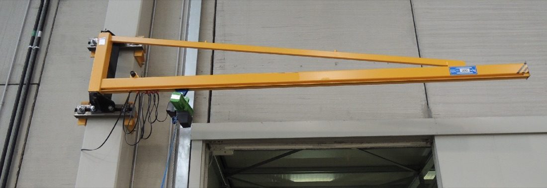 Wall-mounted jib crane on a tie-rod beam