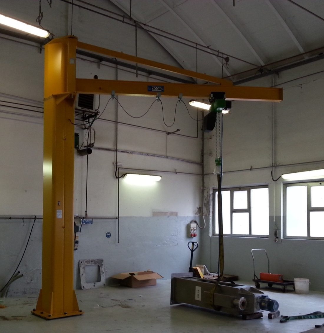 1,000 kg pillar-mounted jib crane on a tie-rod beam