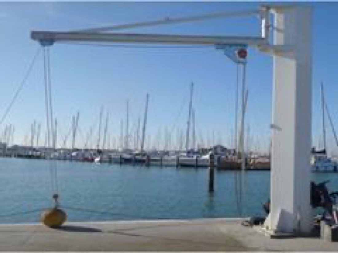 Manual jib crane for boat hauling