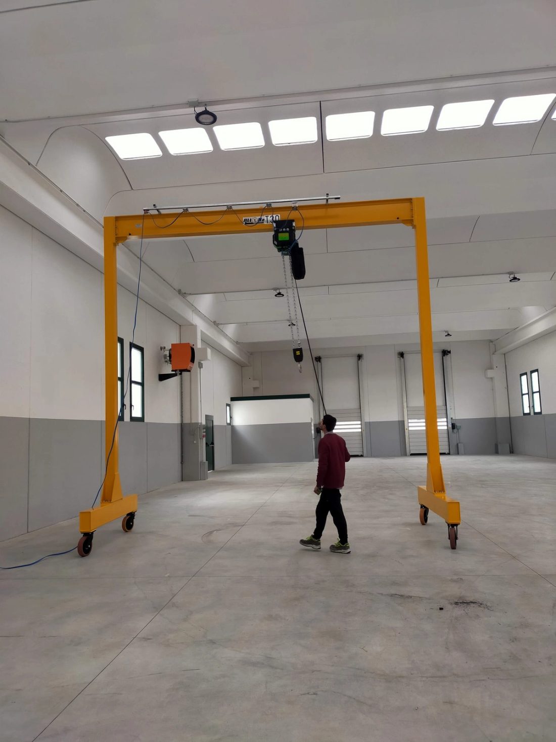 Steel gantry crane on wheels, 3,000 kg