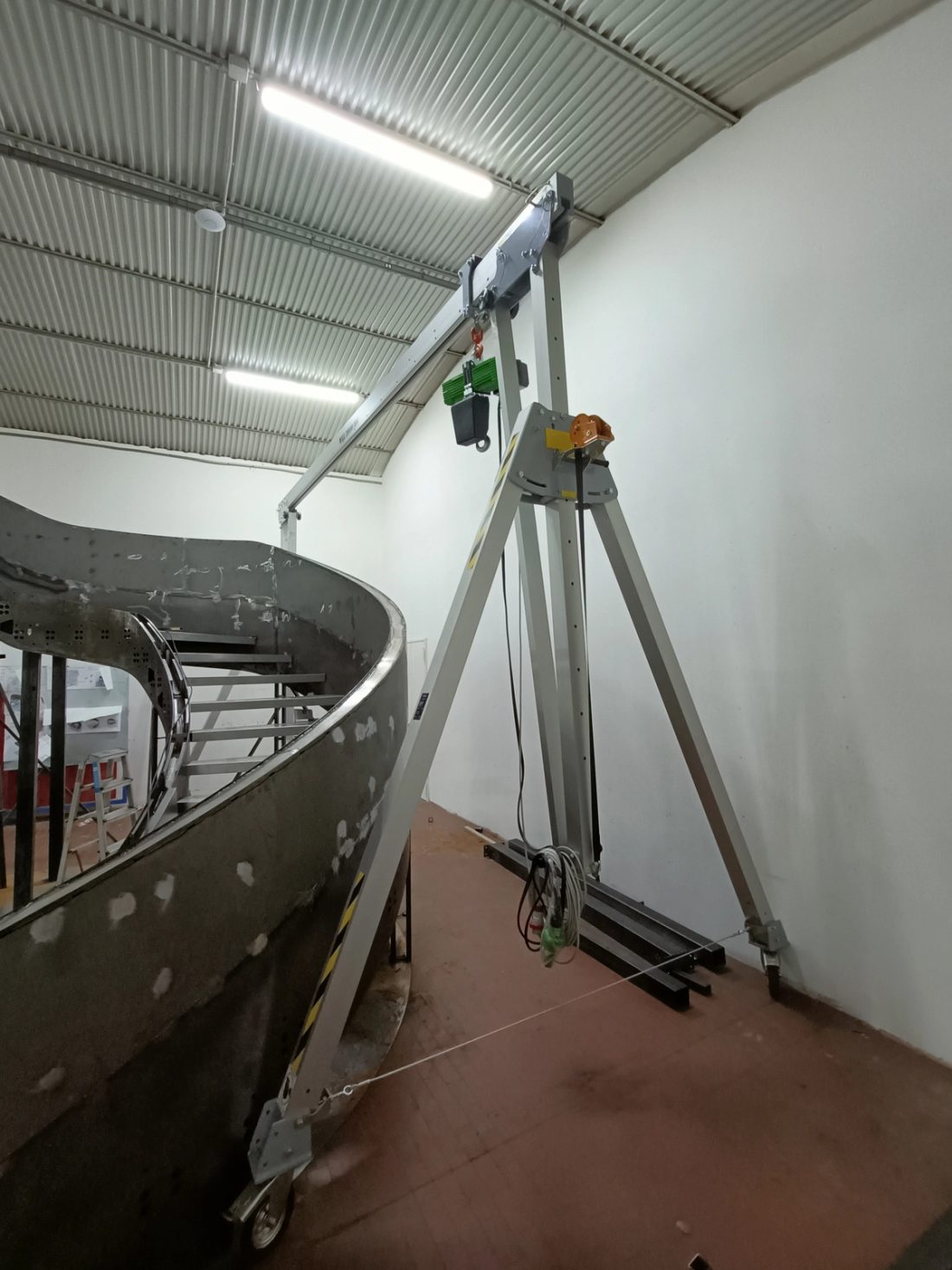 Light adjustable dismountable aluminium gantry crane 2,500 kg