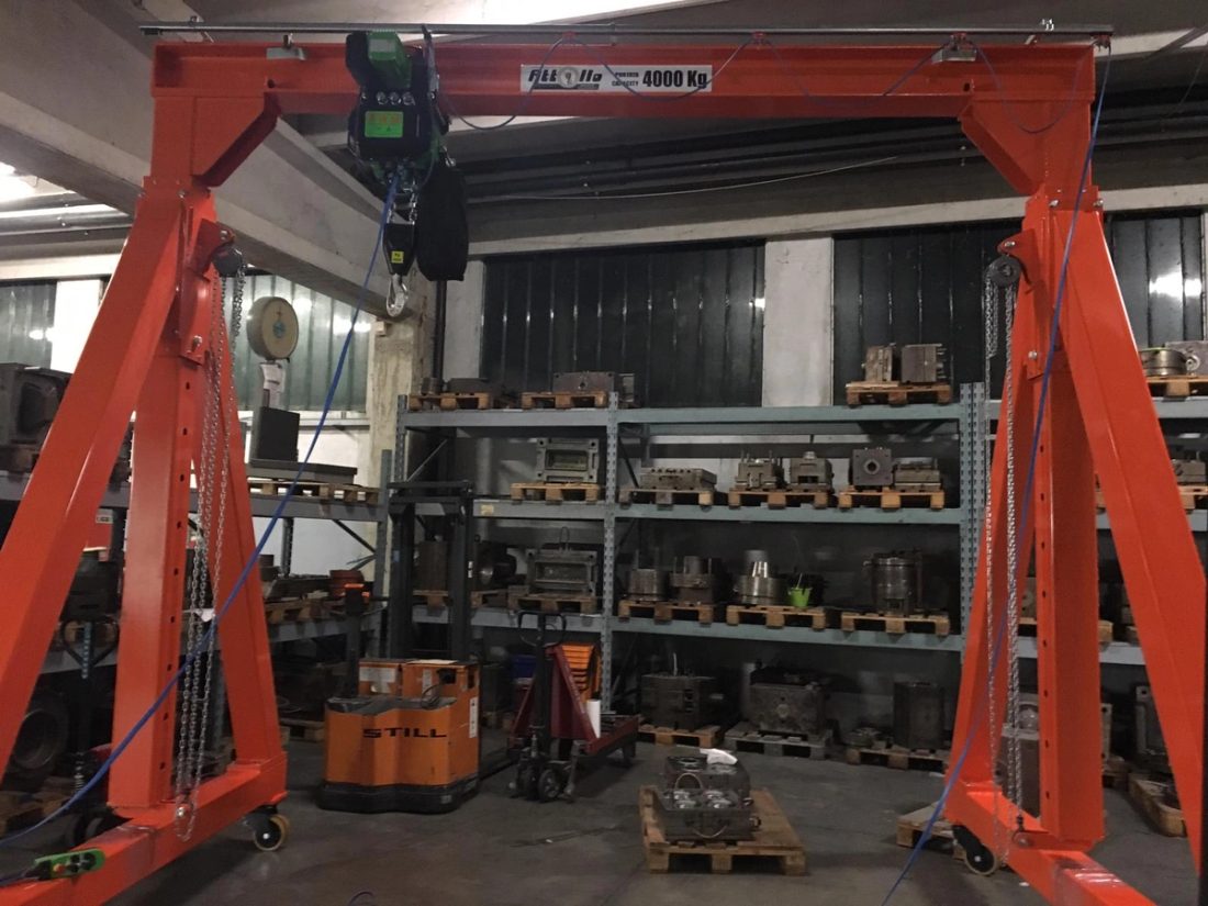 Gru a portale in ferro regolabile in altezza da 4.000 kg
