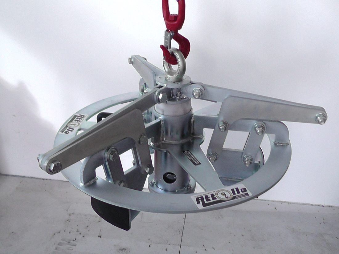 Expanding clamp for reels