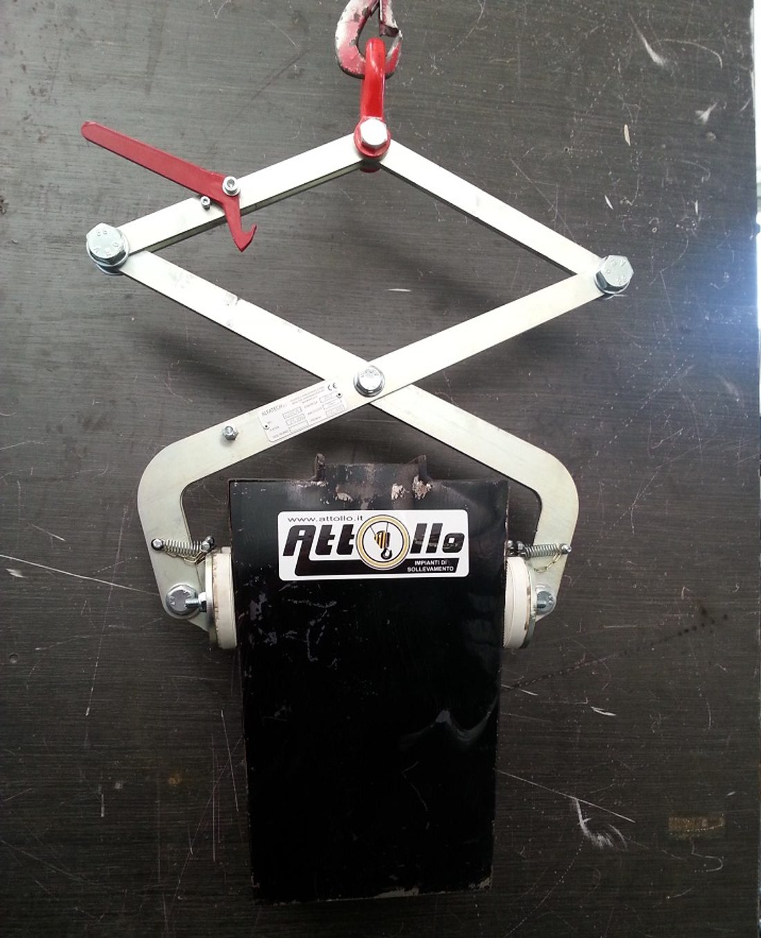 Scissor clamps for smooth surfaces