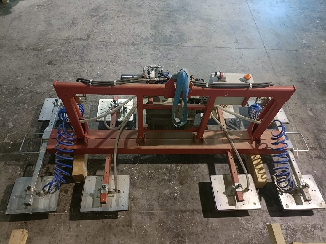 Timber vacuum lifter with pneumatic tilting